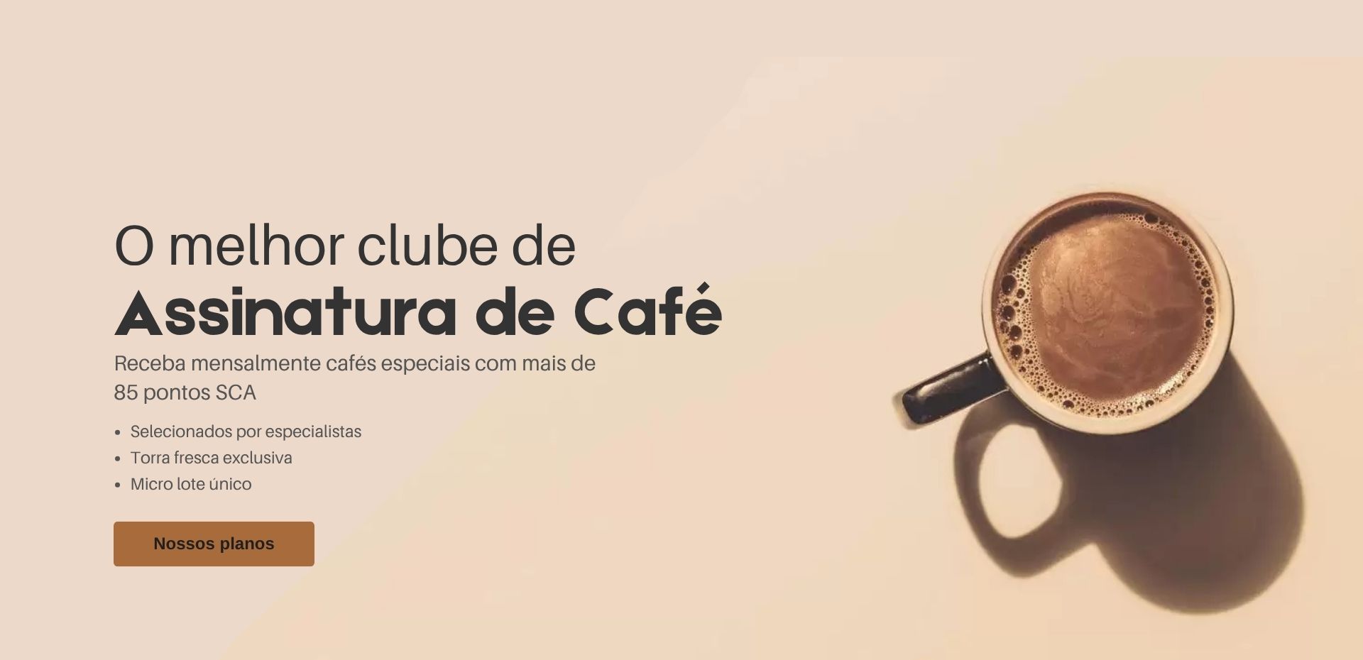 Café especial sendo preparado em coador, com aroma e notas sensoriais únicas